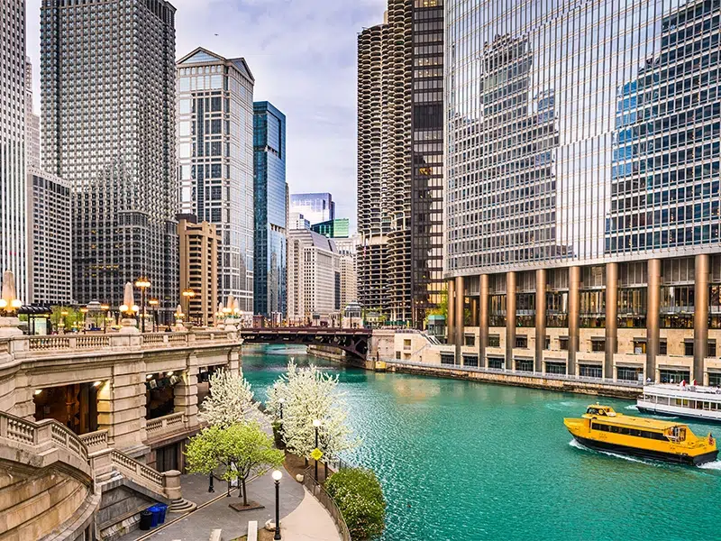 Downtown Chicago skyscrapers with Chicago river running through